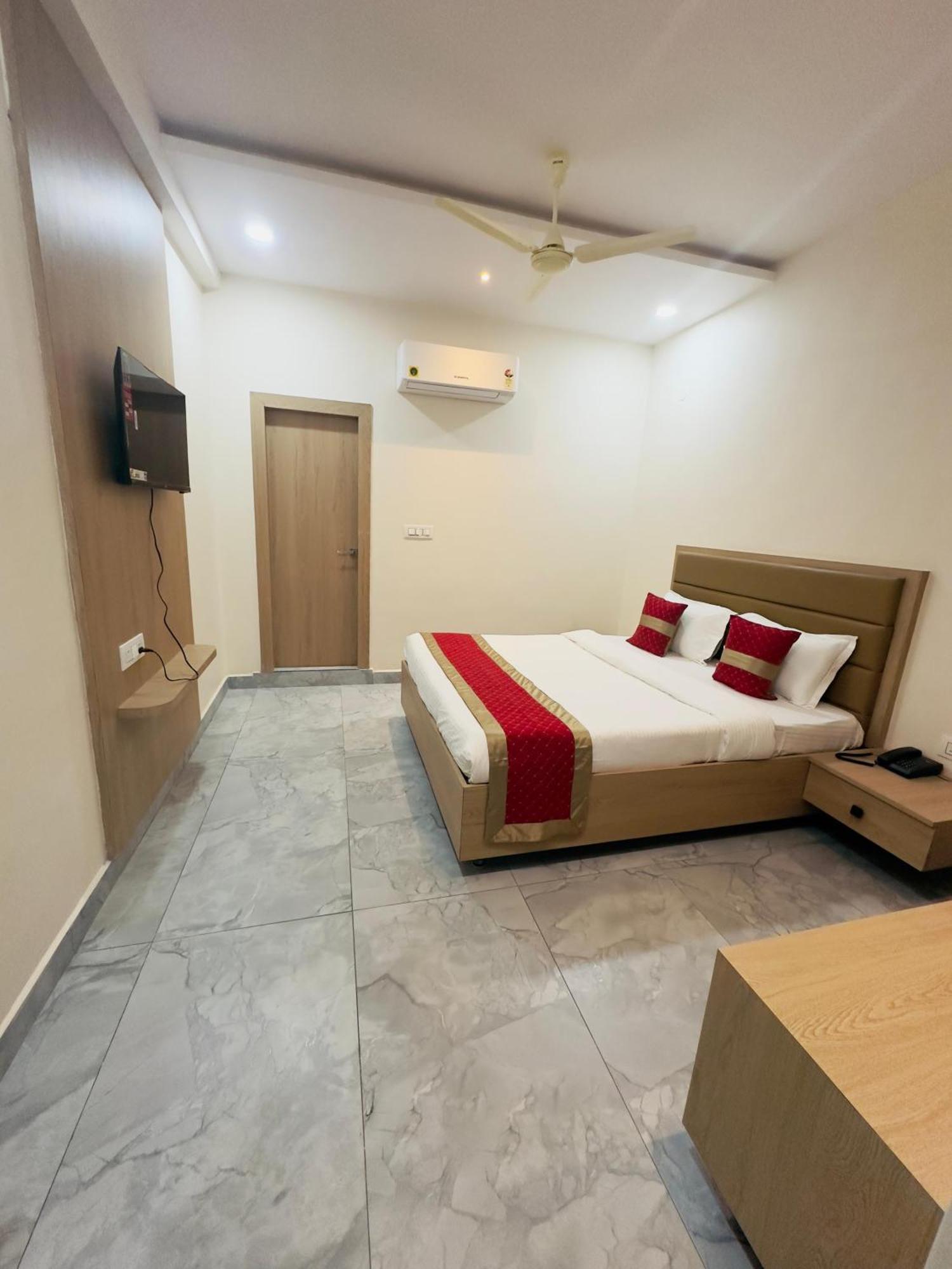 Hotel Raga Karimnagar Eksteriør bilde