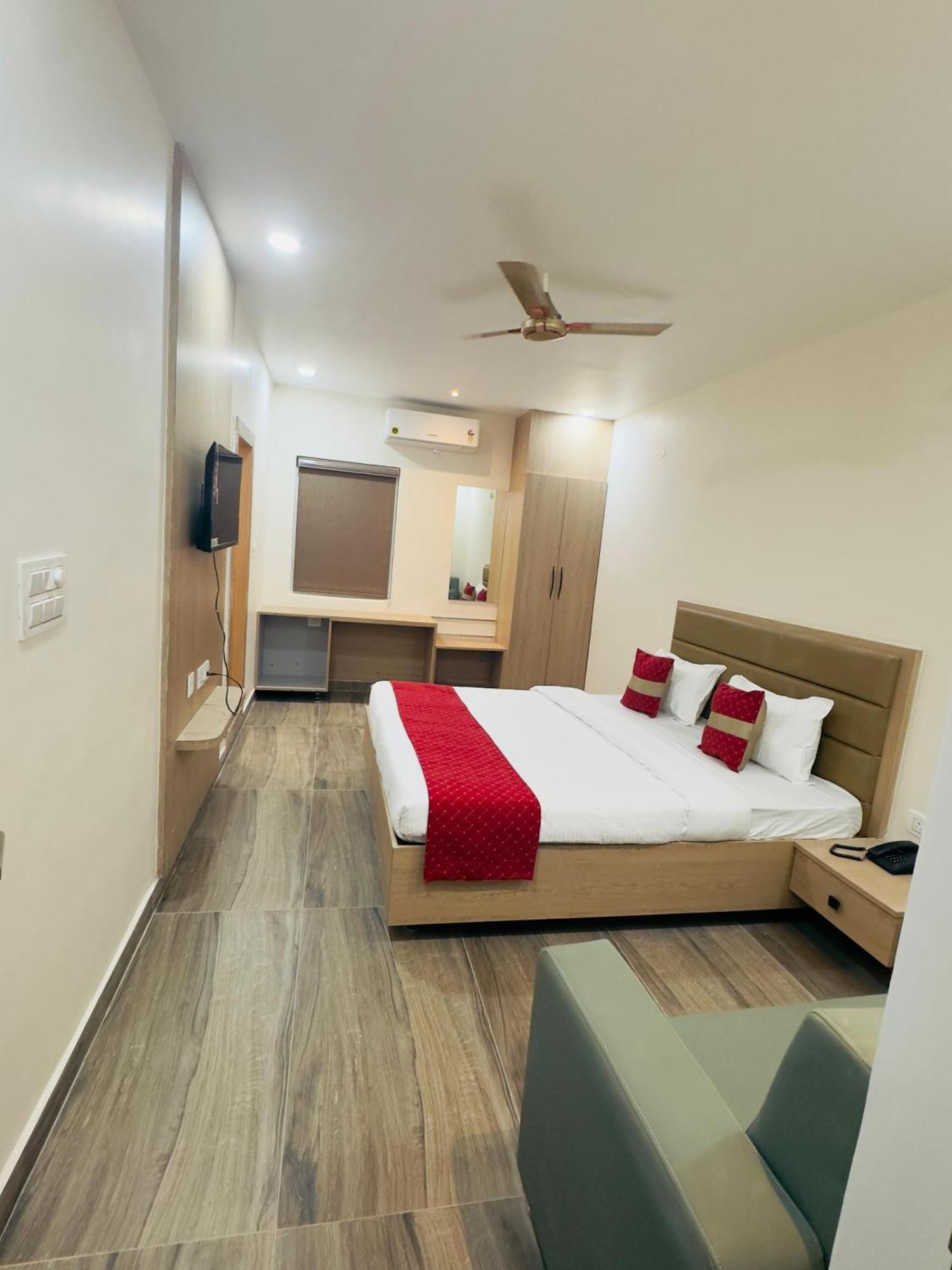 Hotel Raga Karimnagar Eksteriør bilde
